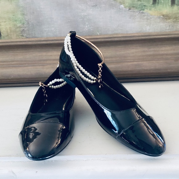 Womens Sz 8 Cap Toe Ankle Pearl Chain Charm Ballerina Flats Black Patent Leather - Picture 16 of 16